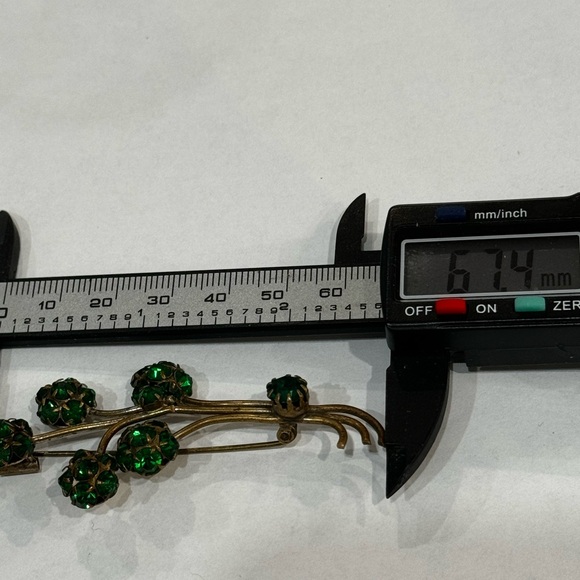Antique pre-WWII Czech Brooch Sparkly Green Emerald Crystal Brass trombone clasp - Picture 17 of 17
